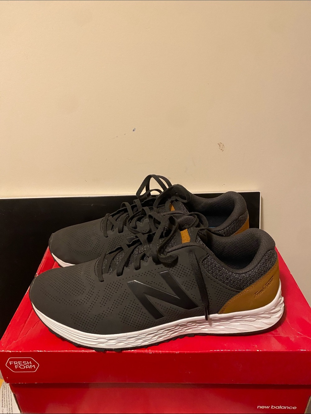 New Balance Men’s Black & Brown Athletic Running Sneakers